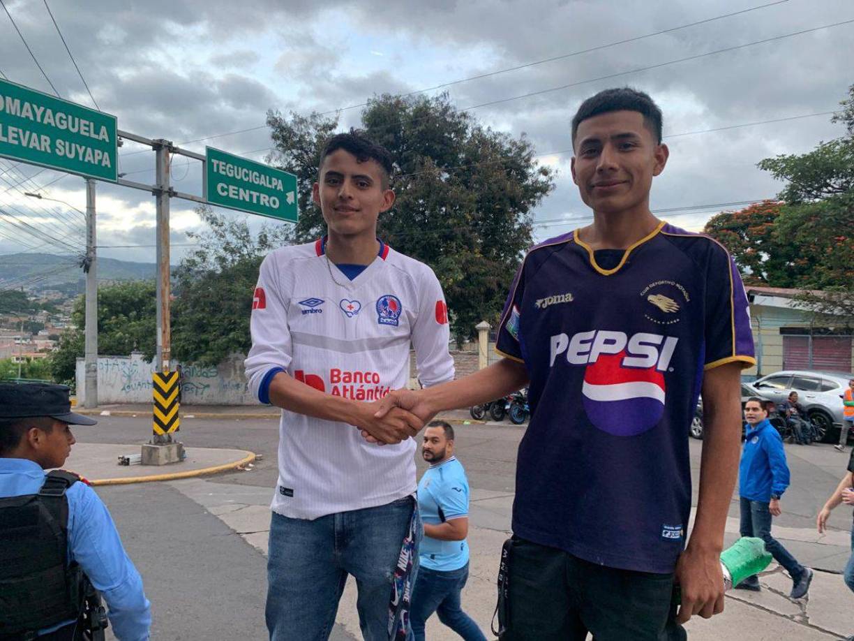 Aficionado del Olimpia y Motagua se dieron la mano en una señal de paz.
