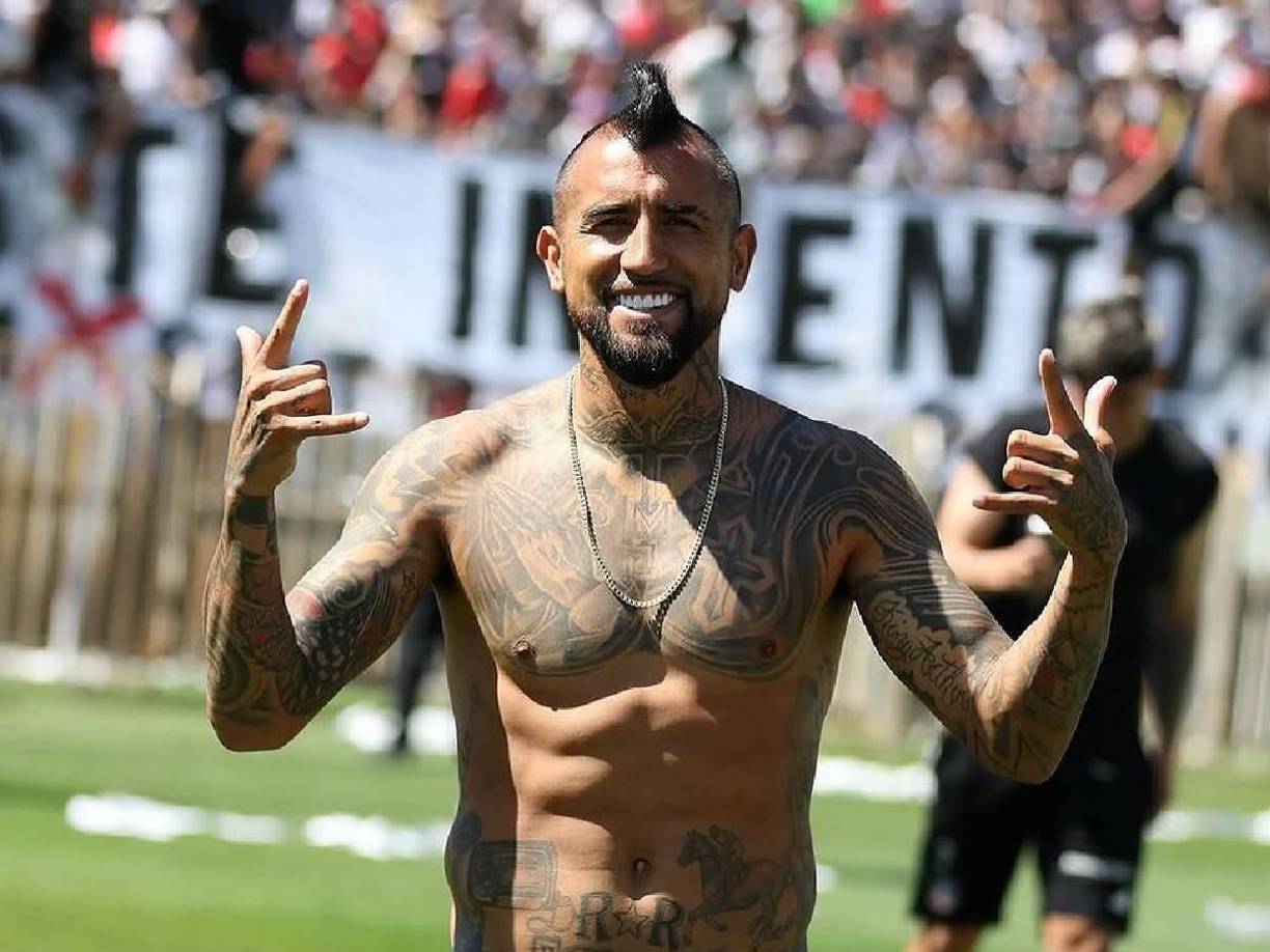 “Fue trasladado a la comisaría dentro del contexto de las primeras diligencias e indagaciones bajo la figura de un control de identidad investigativo y luego pudo continuar con sus actividades”, dijo Aravena a medios locales.