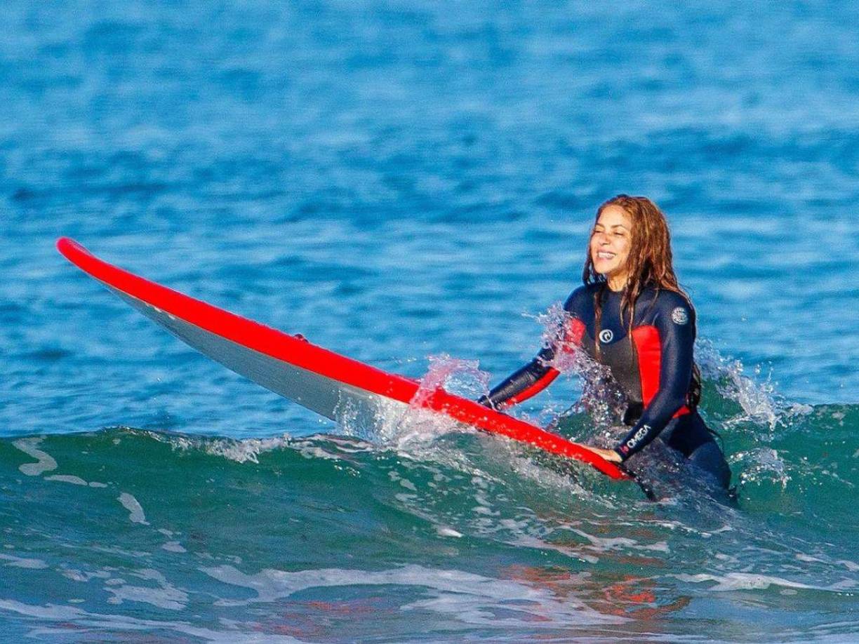 “Como muchos de ustedes saben a Shakira le gusta practicar surf, me dijeron que era un viaje hermético. Yo me fui detrás y llegué a Cantabria y cuando se trasladan a la casa, mi sorpresa es que yo me encuentro a este instructor de surf en la casa con Shakira”, comentó.