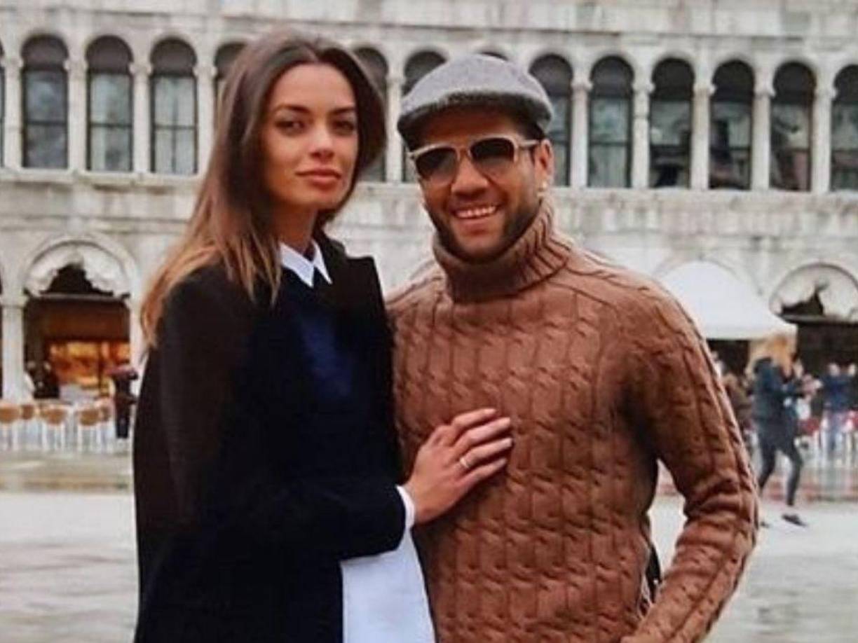 La modelo había hecho el viaje con su esposo pues su madre falleció y él era un gran apoyo para ella, sin embargo en sus vacaciones del Mundial de Qatar el futbolista salió de fiesta y esa noche una joven de 23 años lo acusó de haberla tocado en el baño.