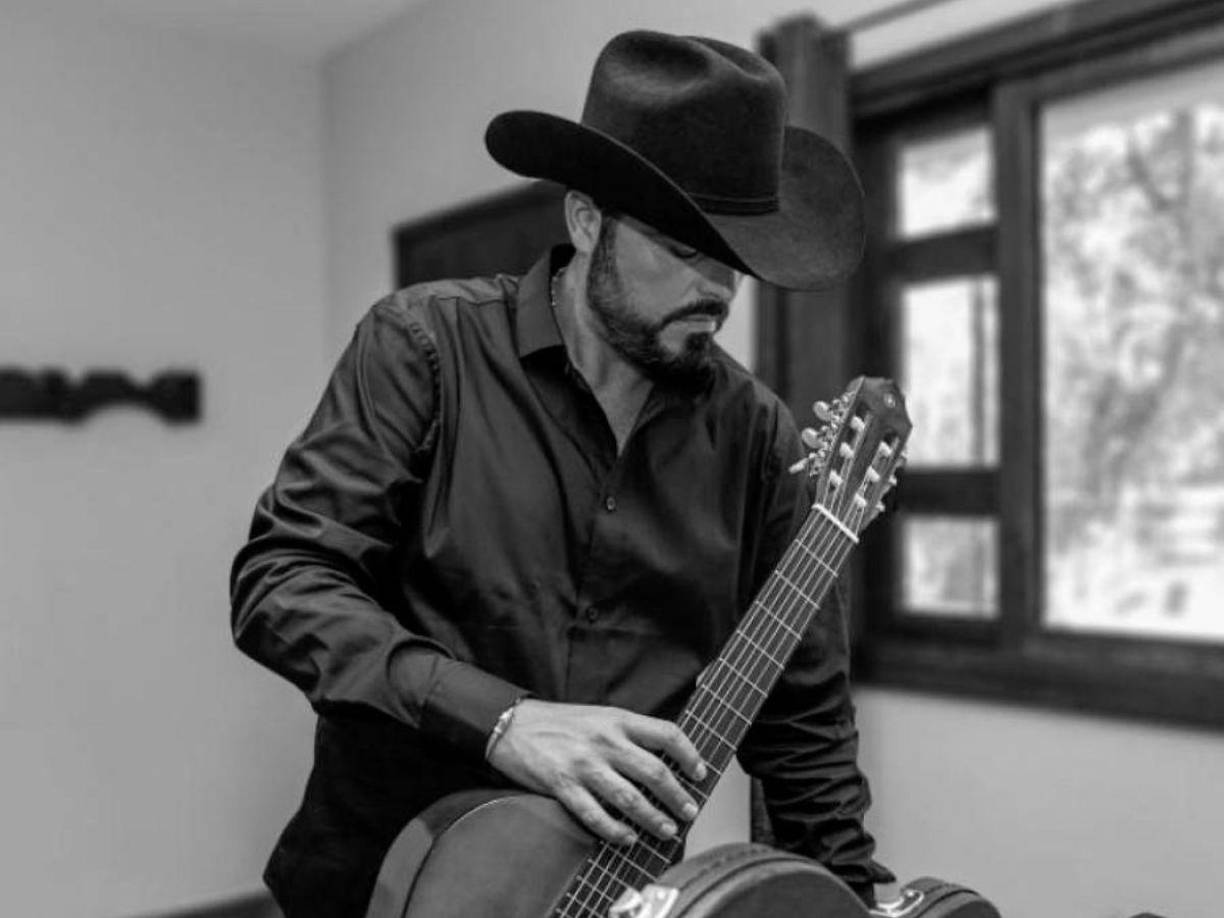 Francisco Ugalde también es cantante y es conocido artísticamente como Pacho Ugalde. En su cuenta de Instagram, promociona su más reciente producción Tú no sabes amar. Hasta ahora Ana Bárbara no ha hablado públicamente de la demanda de su hermano.