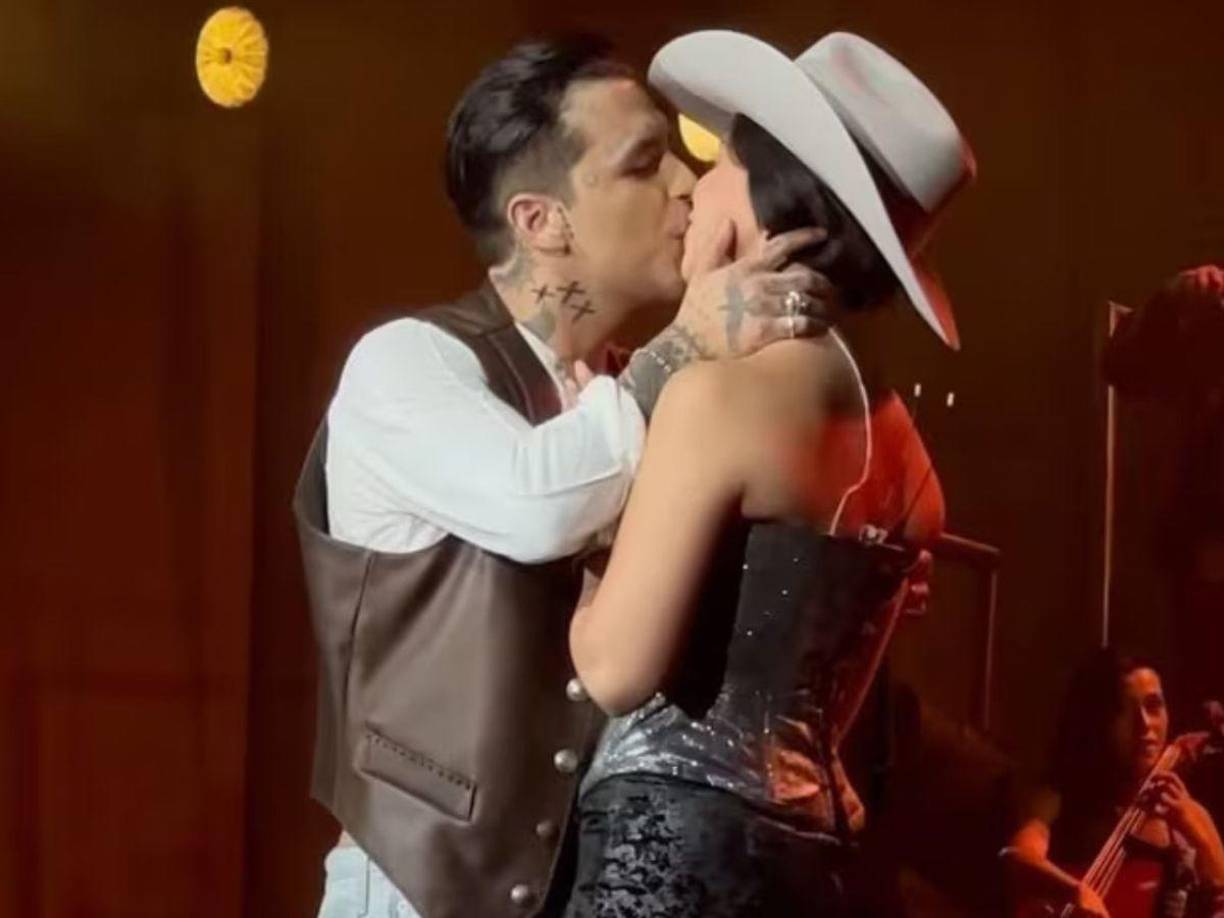 Eso no es todo, también compartió algunas imágenes de la celebración en pleno vuelo por este logro. Aguilar pidió a todo su equipo, así como a Leonardo Aguilar, su hermano, que le aplaudieran a su marido por su cierre de gira.