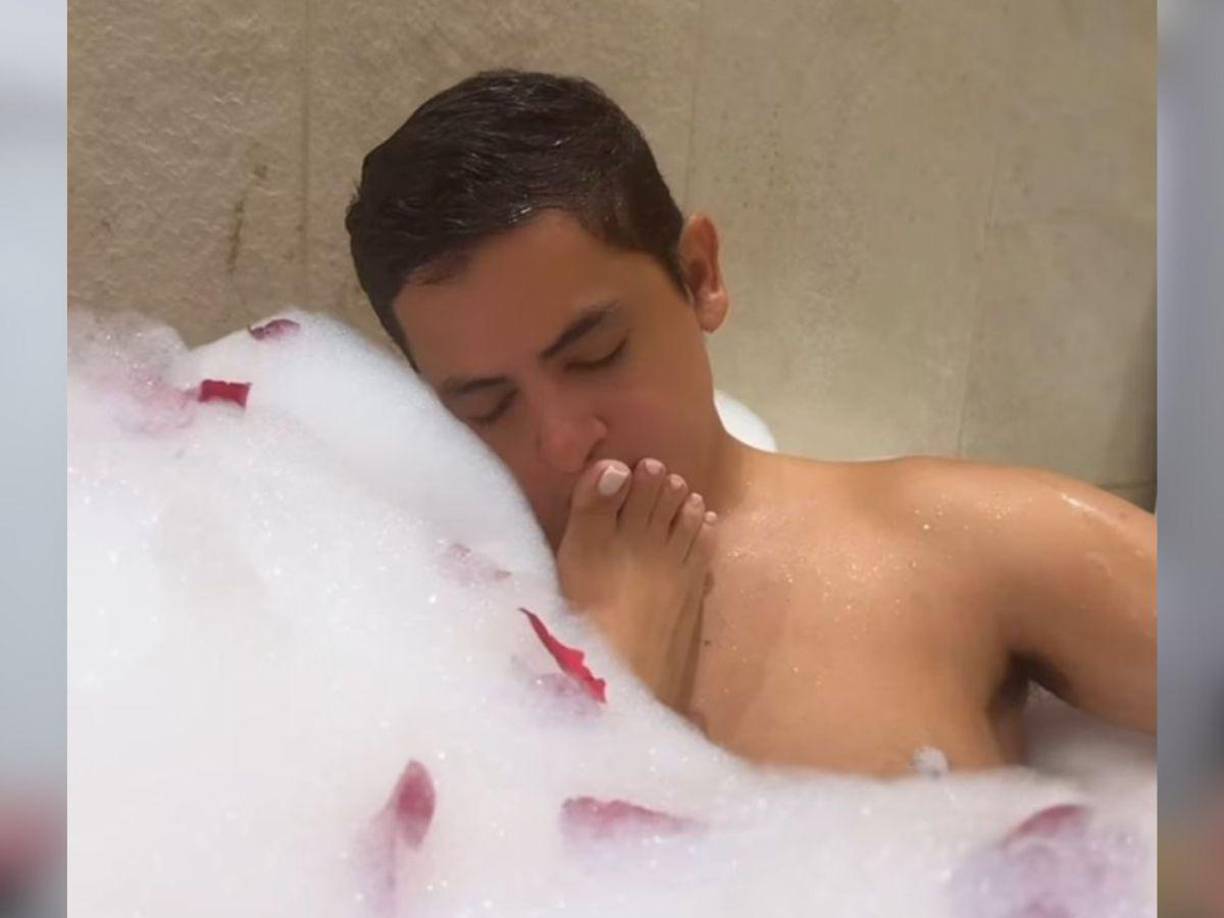 En las historias se observa como el capitán Javian Thompson besa apasionadamente los pies de Alejandra Rubio, lo que da a entender que la química entre los futuros esposos es muy grande. 