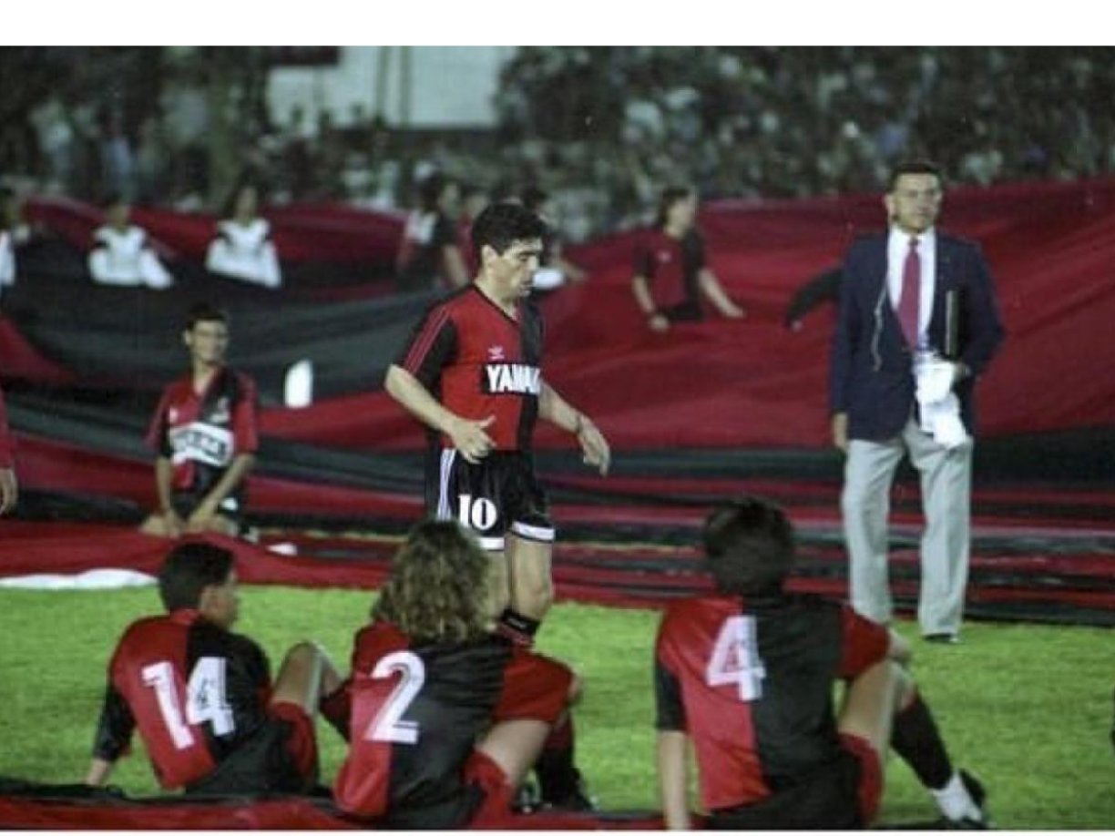 Diario El Gráfico de Argentina publicó esta foto de Maradona cuando jugaba en Newells. El niño del fondo es Lionel Scaloni.