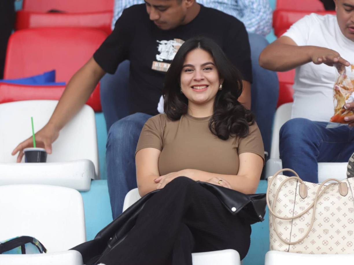 Otra de las lindas chicas que pudimos captar en el sector de sol.