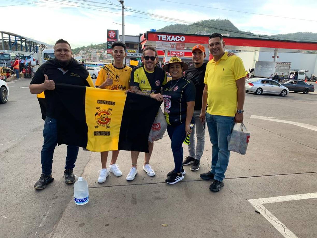 Muchos aficionados llegaron para apoyar a su equipo en el coloso capitalino.