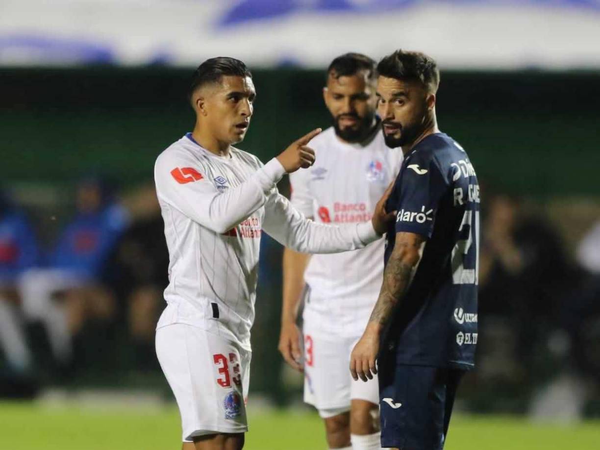 Michaell Chirinos, molesto con Rodrigo Gómez durante la Gran Final.