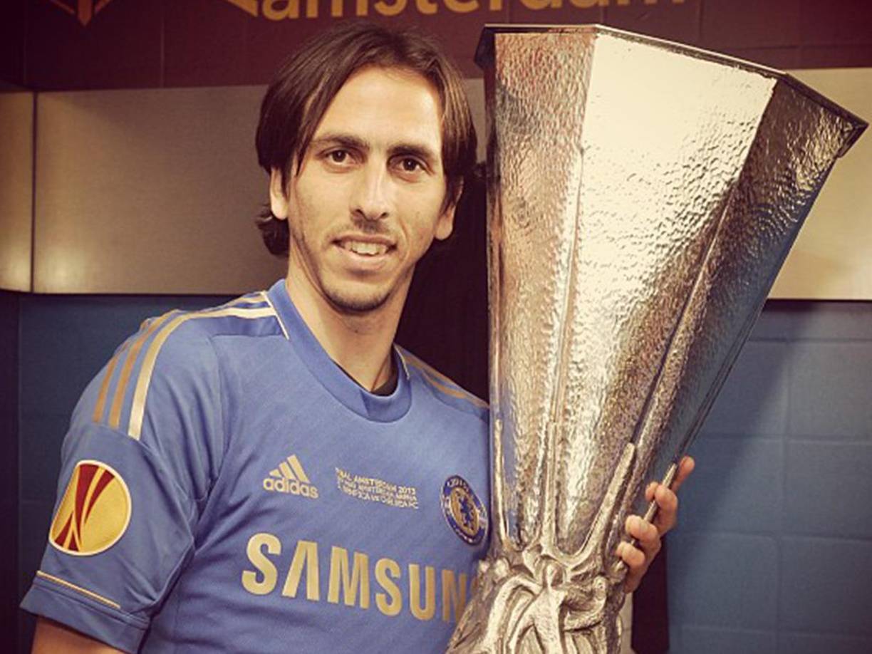 Poco después, en el propio Kibbutz, los terroristas intentaron acceder en la casa familiar y la familia se escondió en un pequeño almacén en el último piso mientras uno de los miembros escribió a Benayoun para que los salvara.