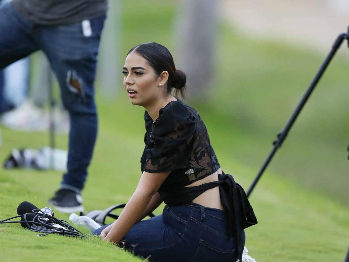 La periodista Cristel Osorio de Fox Deportes estuvo en la práctica de la selección. La chica hondureña es novia del futbolista Yeison Mejía. 