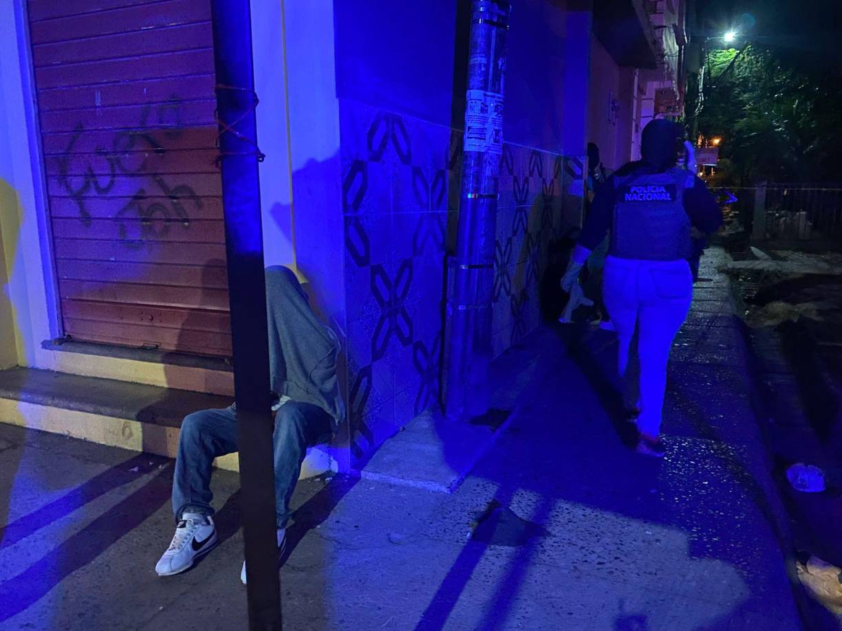 Entre los resultados del operativo, se decomisaron un arma de fuego, dinero en efectivo producto de la extorsión, recibos de transferencias electrónicas y una motocicleta. Las autoridades investigan si el arma confiscada está relacionada con otros delitos violentos recientes en Tegucigalpa.