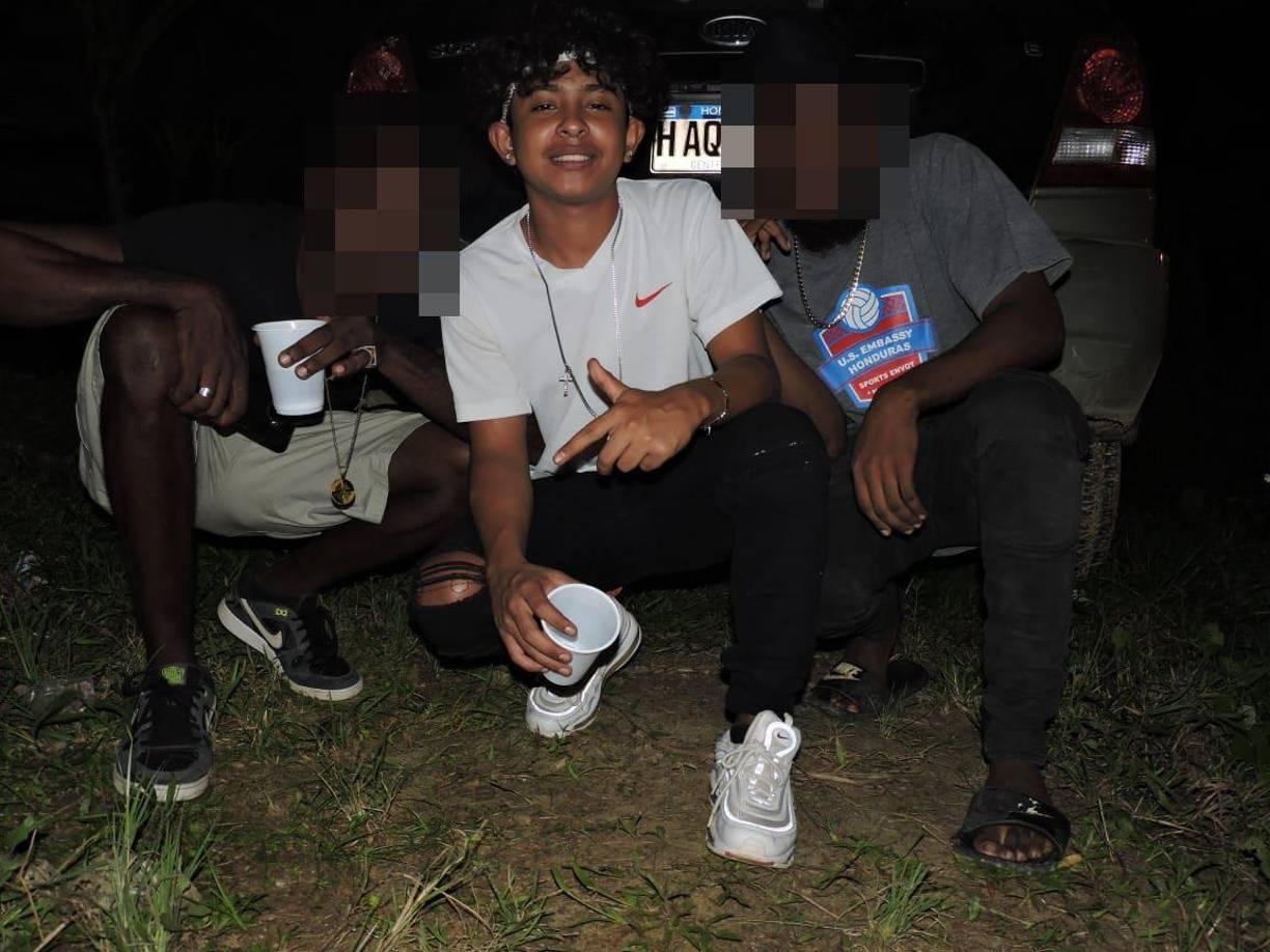 “En Roatán se necesita urgente más actividades sanas para los niños, adolescentes y jóvenes! Para mantener mentes ocupadas y desarrollar talentos. Ayudaría mucho a evitar que caigan en malos hábitos que causan daños y problemas a las personas inocentes! Se desató la delincuencia”, recomendó otro de los vecinos.