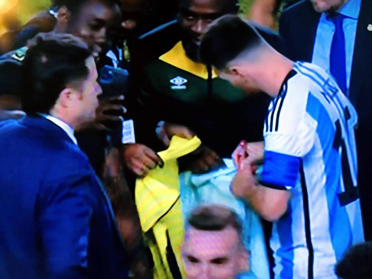 Messi luego del partido firmó varios autógrafos a los jamaicanos.