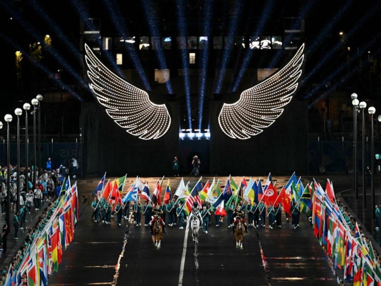 La ceremonia sirvió para homenajear a una decena de mujeres francesas en sus ámbitos (como Olympe de Gouges, Simone Veil o Gisèle Halimi), con sus figuras saliendo desde el fondo del Sena y también tuvo su cuota de protagonismo la catedral de Notre Dame. 