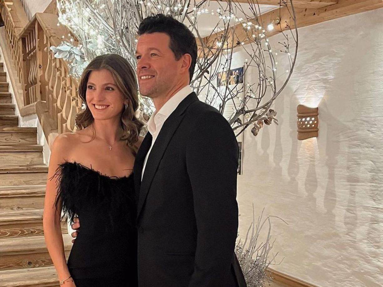 “Debido a los recientes informes de los medios, me siento obligado a hacer la siguiente aclaración: Mi compañera de vida, Sophia, no es la exnovia de mi difunto hijo ni era amiga de él”, señaló Ballack negando de esta manera la información.