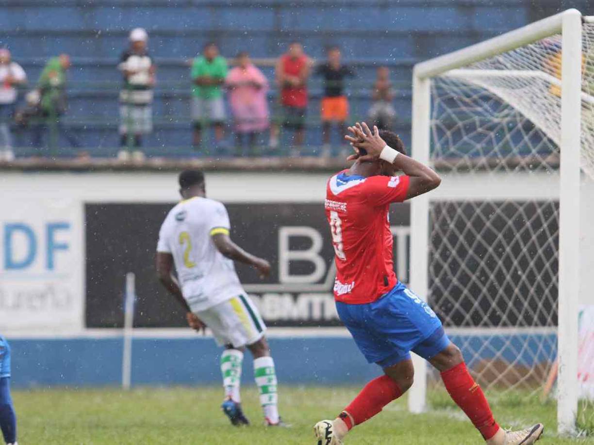 Jorge Benguché lamentando una ocasión fallada durante el Olimpia vs Juticalpa. 