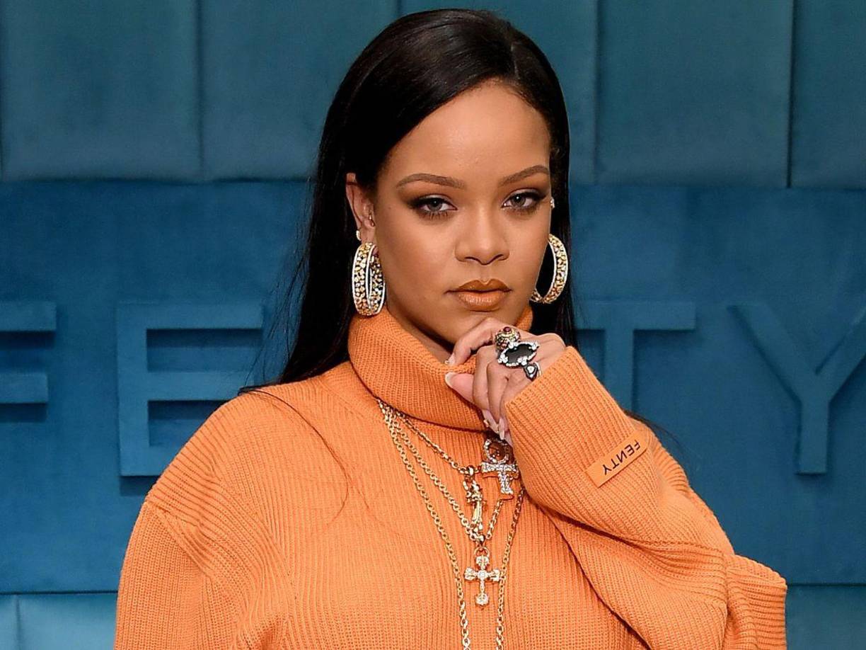 Rihanna: El pasado 12 de febrero del 2023, Rihanna impactó a todos sus fans y espectadores del Super Bowl al cantar varios de sus éxitos subida en una plataforma, revelando su segundo embarazo.