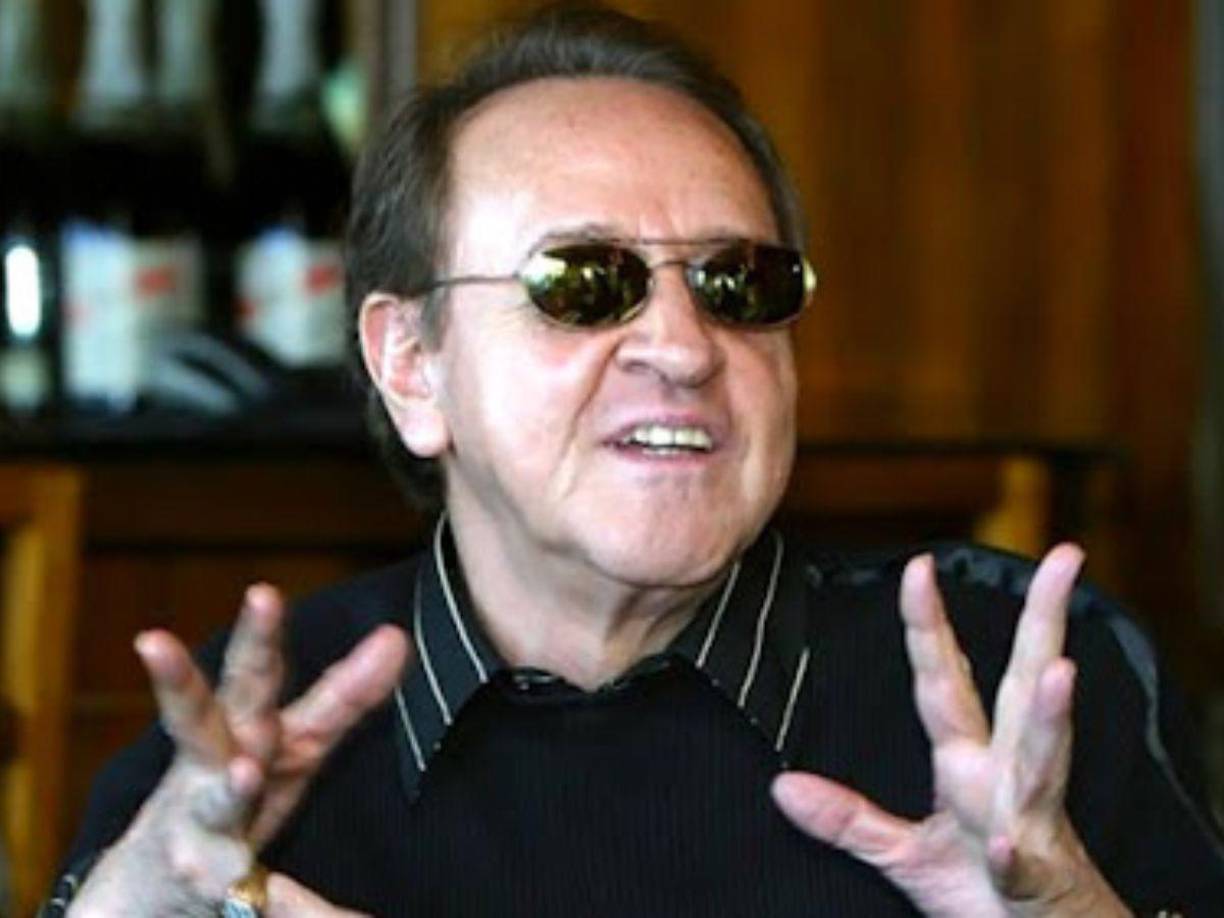 Durante su participación en el programa ‘La divina noche de Dante’, conducido por Dante Gebel en Argentina, a Carlos Villagrán se le preguntó por el elenco de El Chavo. Sin embargo, aseguró que de sus compañeros fallecidos no haría comentario alguno, pues no tendrían derecho de réplica, lo cual fue diferente cuando le preguntaron por Florinda Meza, con quien ha tenido encontronazos en el pasado.