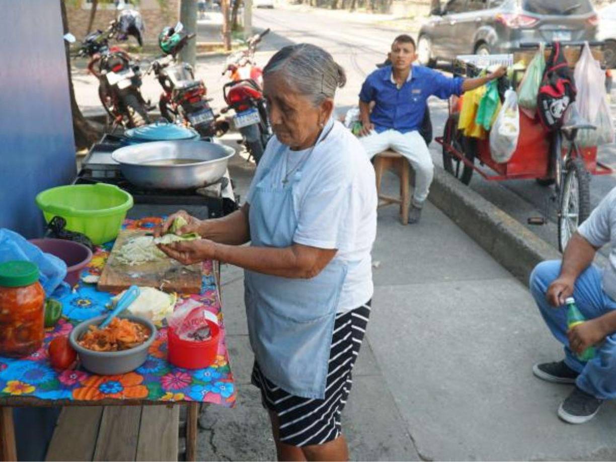 Doña María Antonia Hernández tiene 30 años de vender pastelitos en la 2 calle, nueva avenida del barrio Guamilito de San Pedro Sula.