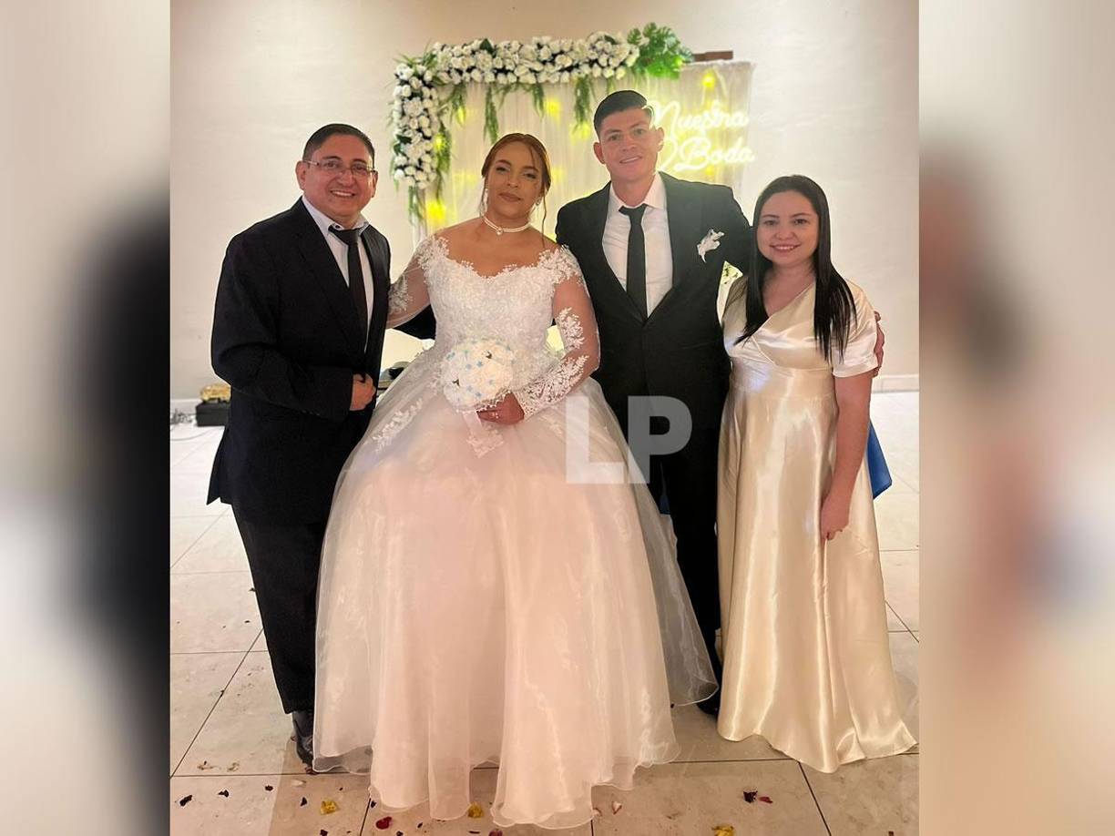 Francisco ‘Chelito’ Martínez y su ahora esposa Verónica García posaron felices con los invitados a la ceremonia.