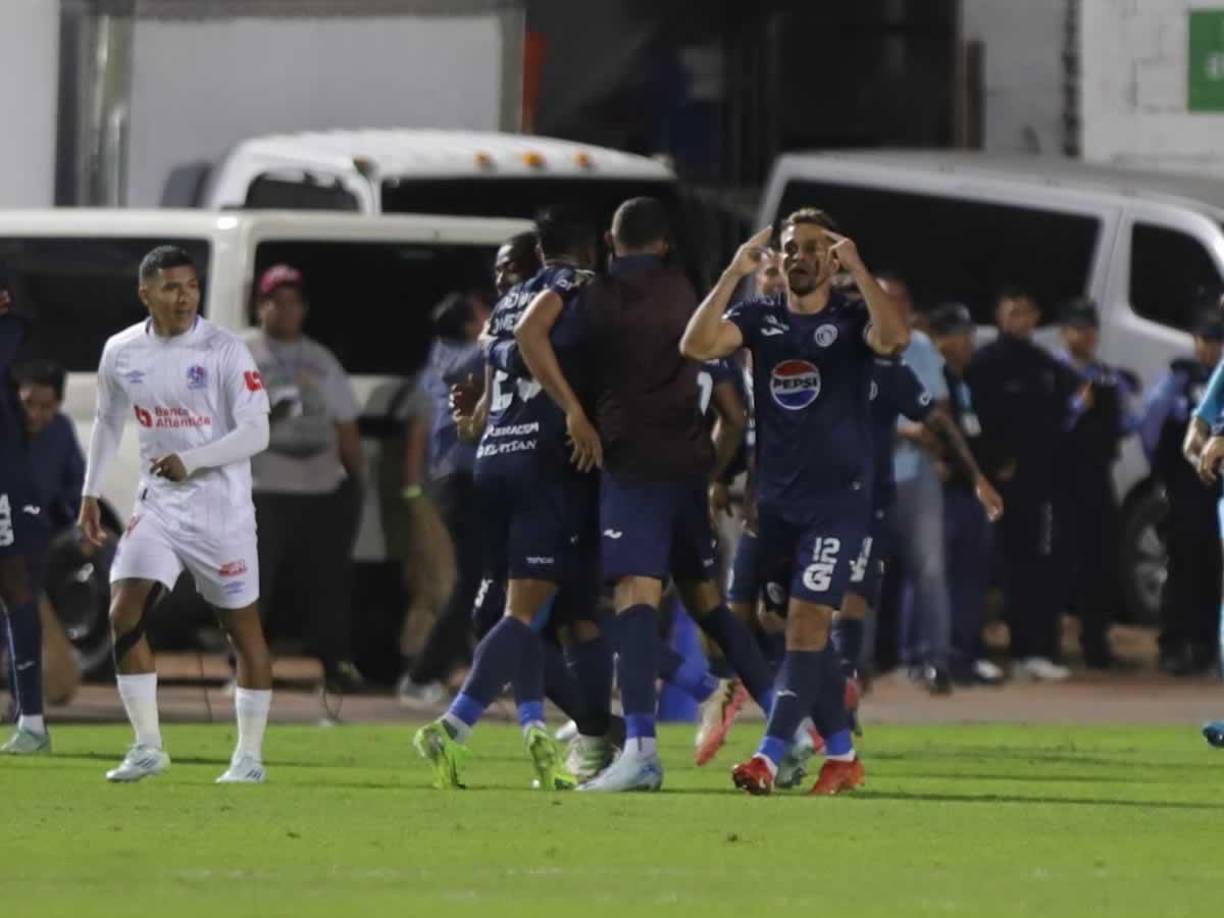 Raúl Marcelo Santos pidiendo cabeza a sus compañeros tras el autogol de José García.