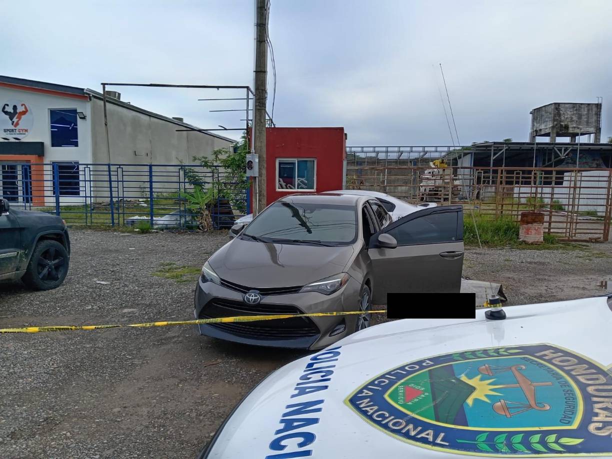La Policía Nacional llegó al lugar para acordonar la escena del asesinato. El cadáver quedó junto al automotor.