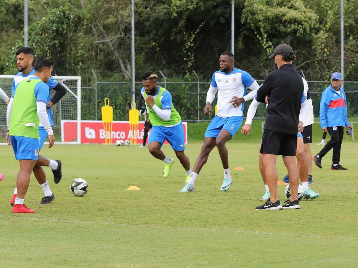 Pedro Troglio, técnico del Olimpia, estuvo al pie del cañón en el cierre de las prácticas porque la mirada está compenetrada en mejorar la cara frente a Olancho FC.