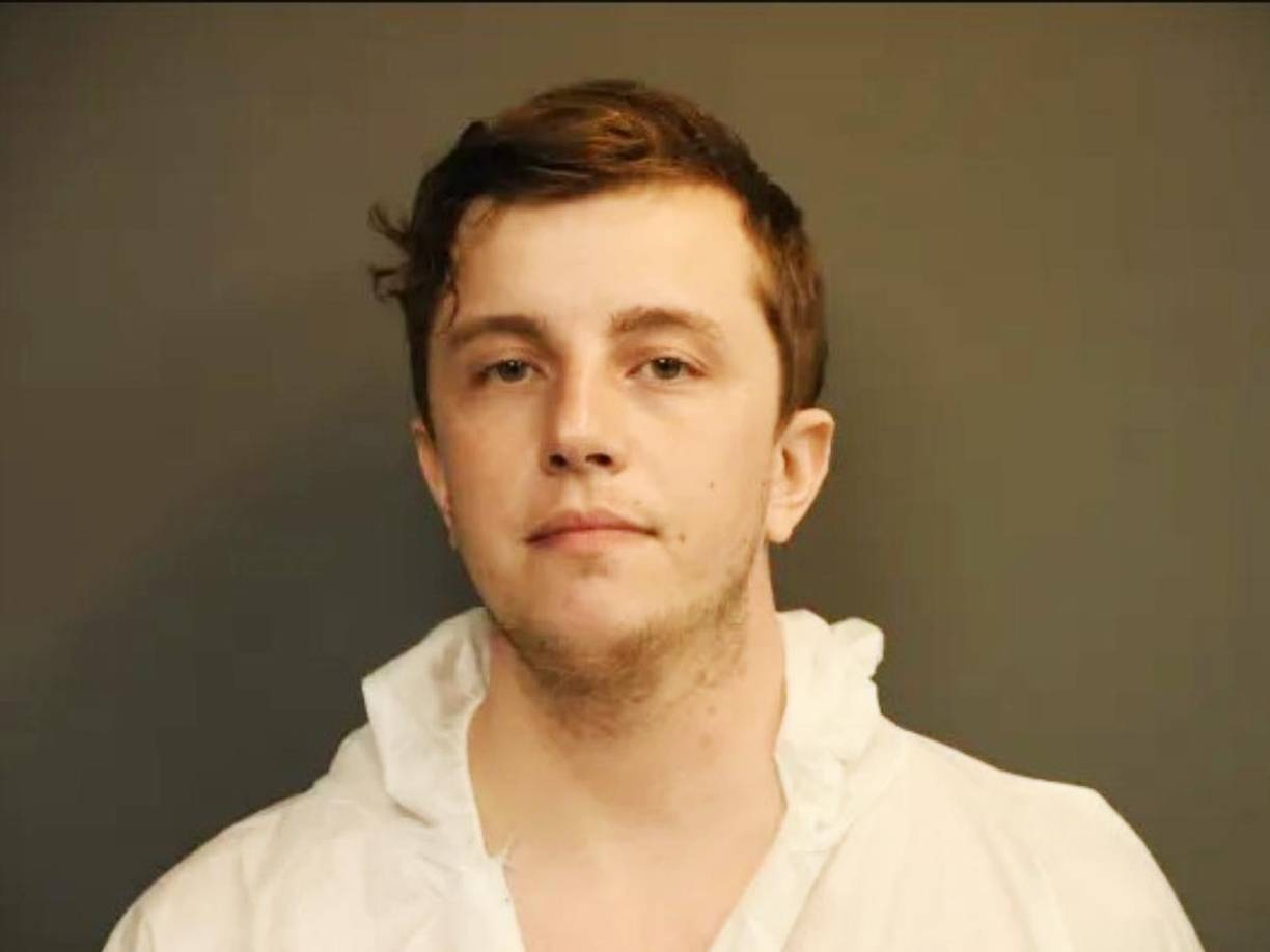 Brian Roberts, un hombre de 26 años, ha sido arrestado como sospechoso del asesinato de su padre en el condado de Ulster, Nueva York. 