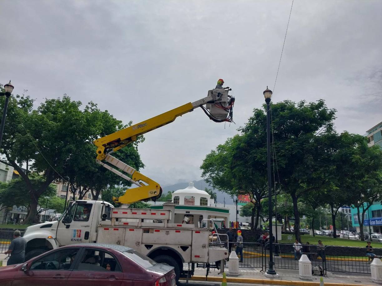 Este viernes se ha procedido a arreglar las lámparas.