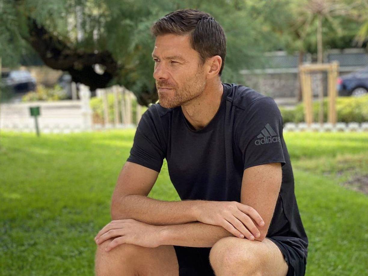  Alonso renovó hace unos meses contra todo pronóstico con el Leverkusen. Decidió quedarse a pesar de las ofertas que tenía encima de la mesa para seguir con su proyecto ganador.