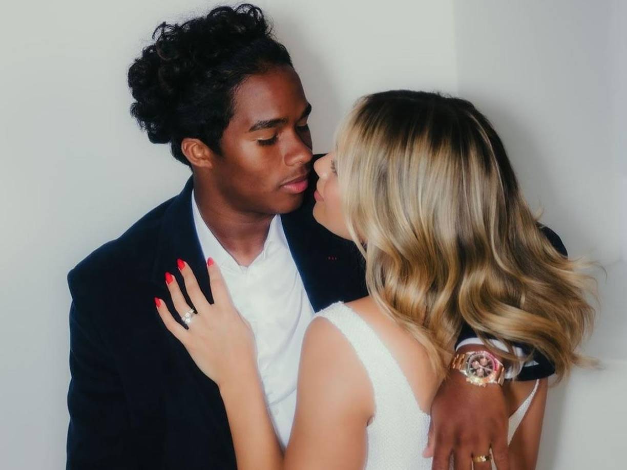 El joven brasileño del Real Madrid, Endrick, dejó a todos boquiabiertos al contraer matrimonio a los 18 años con su novia modelo Gabriely Miranda. Pero un detalle sobresalió en la boda del futbolista y generó muchos comentarios.