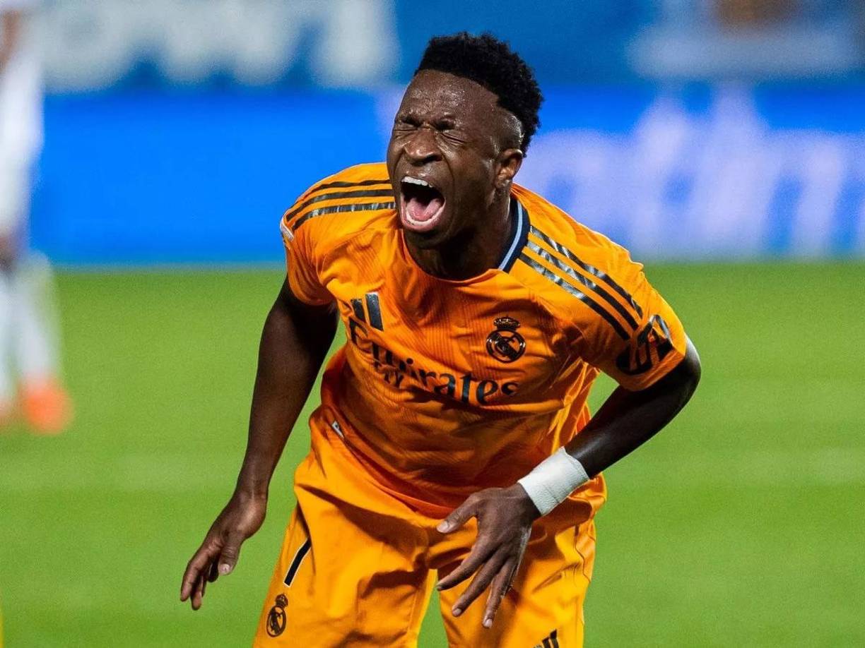 Ancelotti acaba de perder a Vinicius para un mes aproximadamente. El brasileño es una sensible ausencia para este partido en Liverpool. Su baja se une a las de Carvajal, Alaba, Militao, Tchouaméni y Rodrygo.