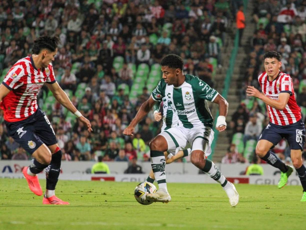 El delantero hondureño estuvo tocado en el partido de mitad de semana entre Santos y Chivas. Finalmente, ‘Choco‘ Lozano se quedó fuera de la convocatoria de la ‘H‘.