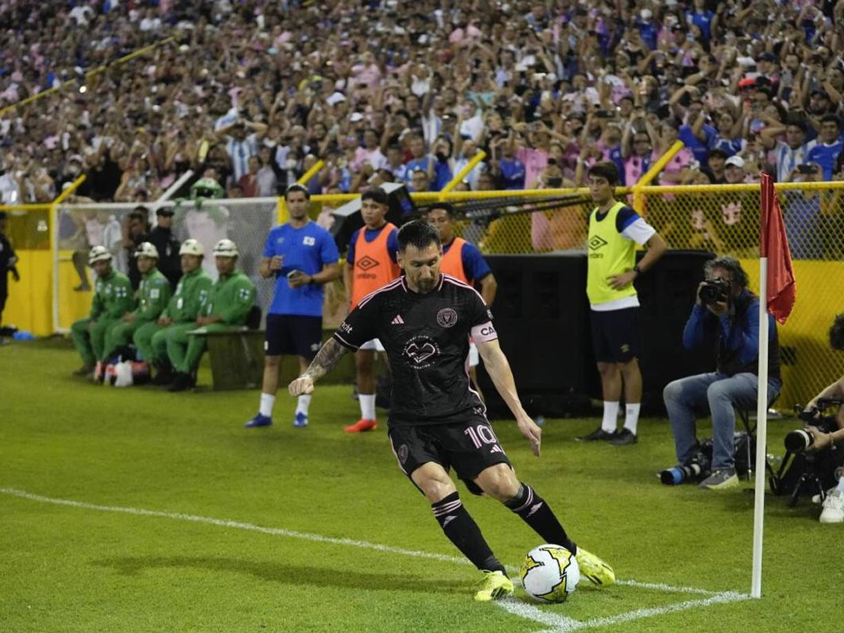 El boleto más barato para aquel partido del Inter Miami de Messi ante la Selección de El Salvador en el estadio Cuscatlán fue de 200 dólares, es decir, poco más de 5 mil lempiras.
