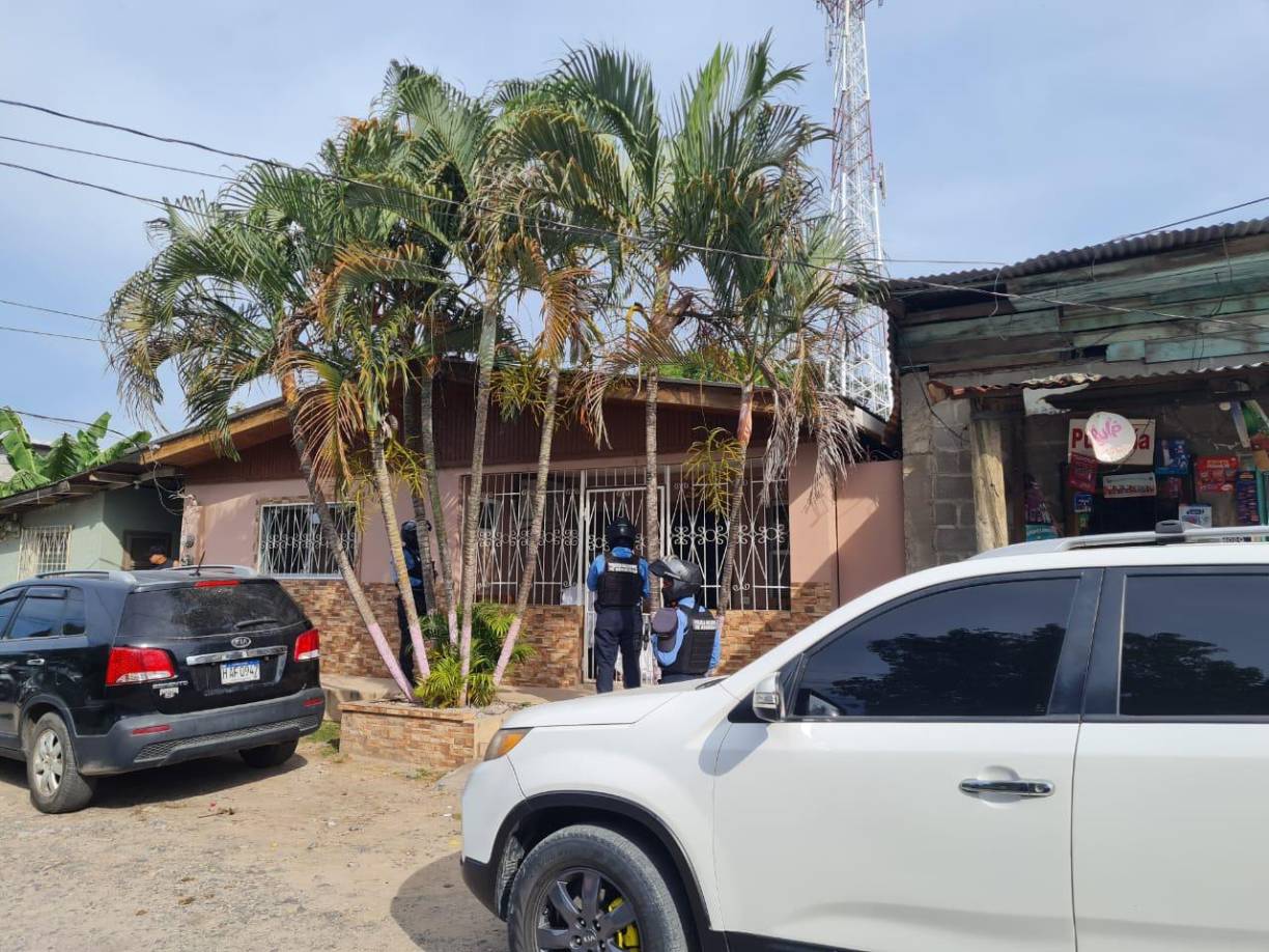 Según testigos, un sujeto a bordo de una motocicleta llegó hasta la vivienda de la malograda joven y le disparó sin mediar palabras. 