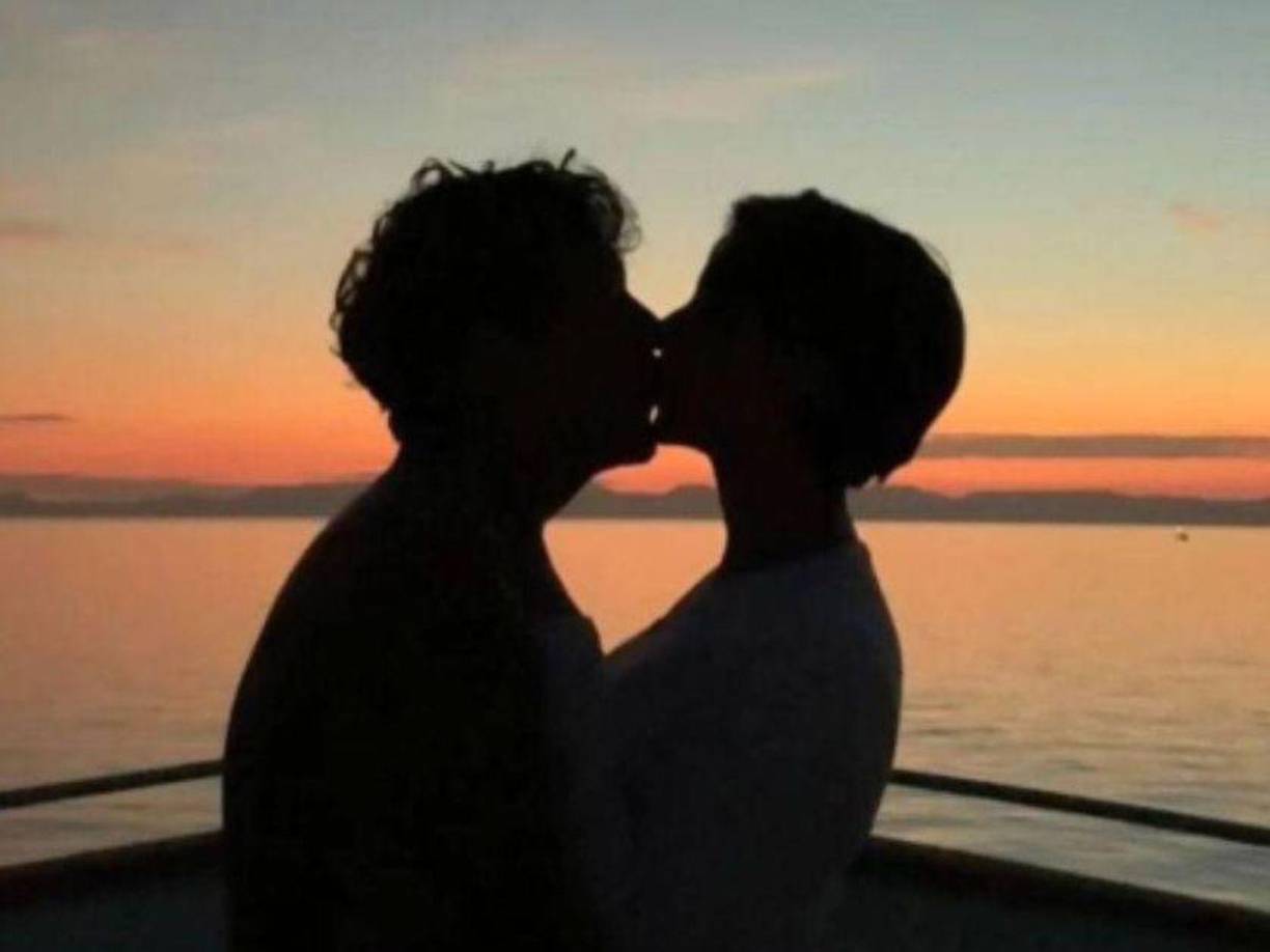 Luego de celebrar una boda íntima en una exclusiva hacienda en Cuernavaca, Morelos, Nodal y Aguilar viajaron a las playas de Los Cabos para disfrutar de su luna de miel. Su estancia se extendió más de lo previsto debido a que Nodal tomó la decisión inesperada de cancelar un concierto en Tepic.