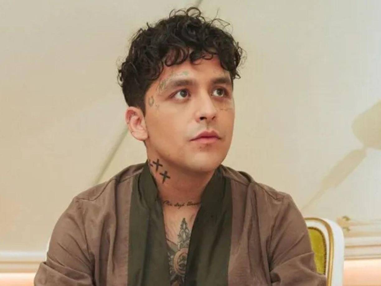 Tras estas declaraciones, Nodal no permaneció en silencio y decidió aclarar su postura, defendiendo a su esposa Ángela Aguilar y refutando los rumores. En sus propias palabras, dijo: “Yo jamás fui infiel, jamás le haría eso a Julieta, jamás se lo hice. Mi esposa ha sido un mujerón. Siempre me ha respetado a mí, siempre ha respetado a Julieta, siempre ha respetado todos los vínculos. Me ha ayudado incluso a llevar mejor las cosas”.