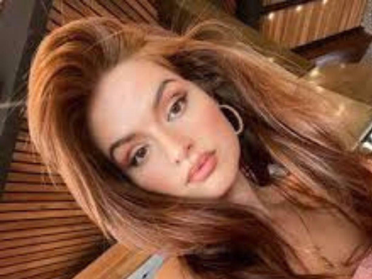 Asimismo, la catalogan la pelirroja de la edición. 