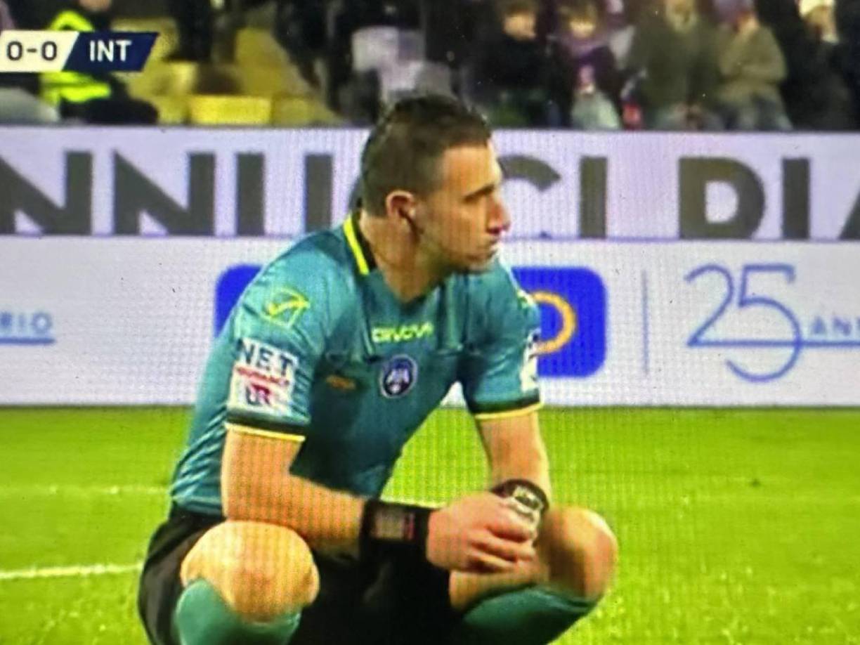 El árbitro estaba cabizbajo y tomó la decisión de suspender el Fiorentina vs Inter. 