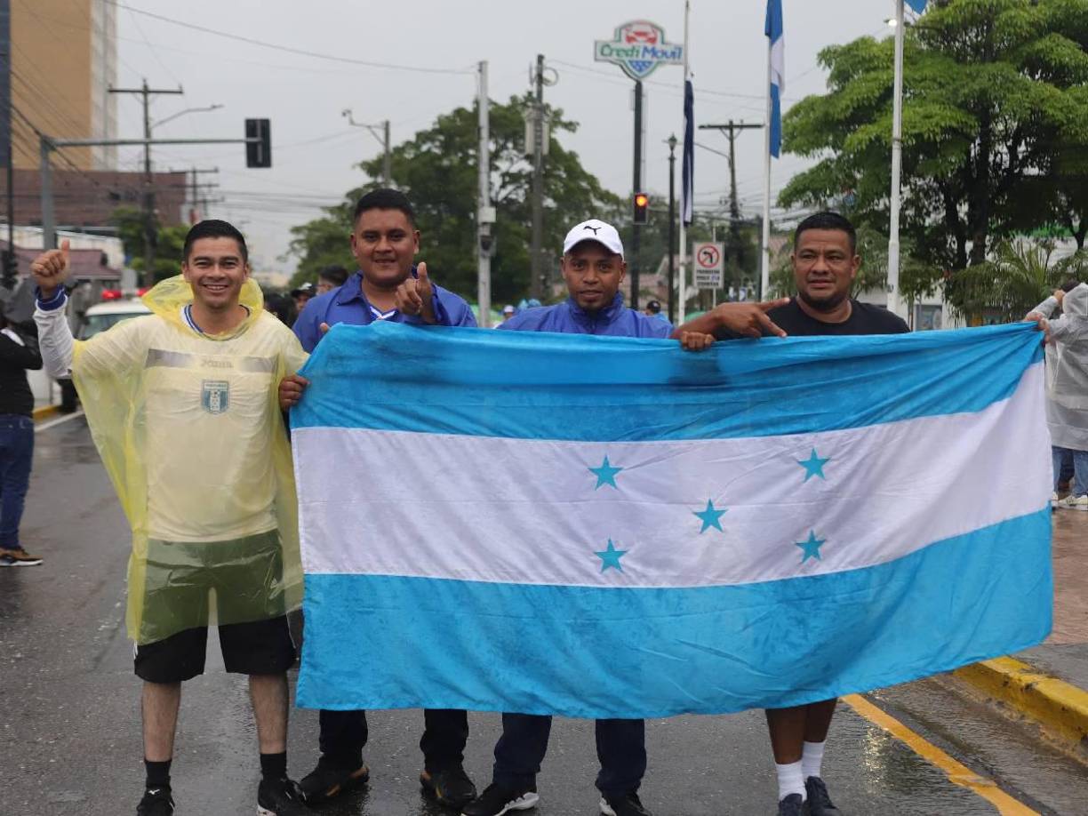 Con bandera en mano y el optimismo al máximo nivel llegaron los hinchas catrachos al estadio.