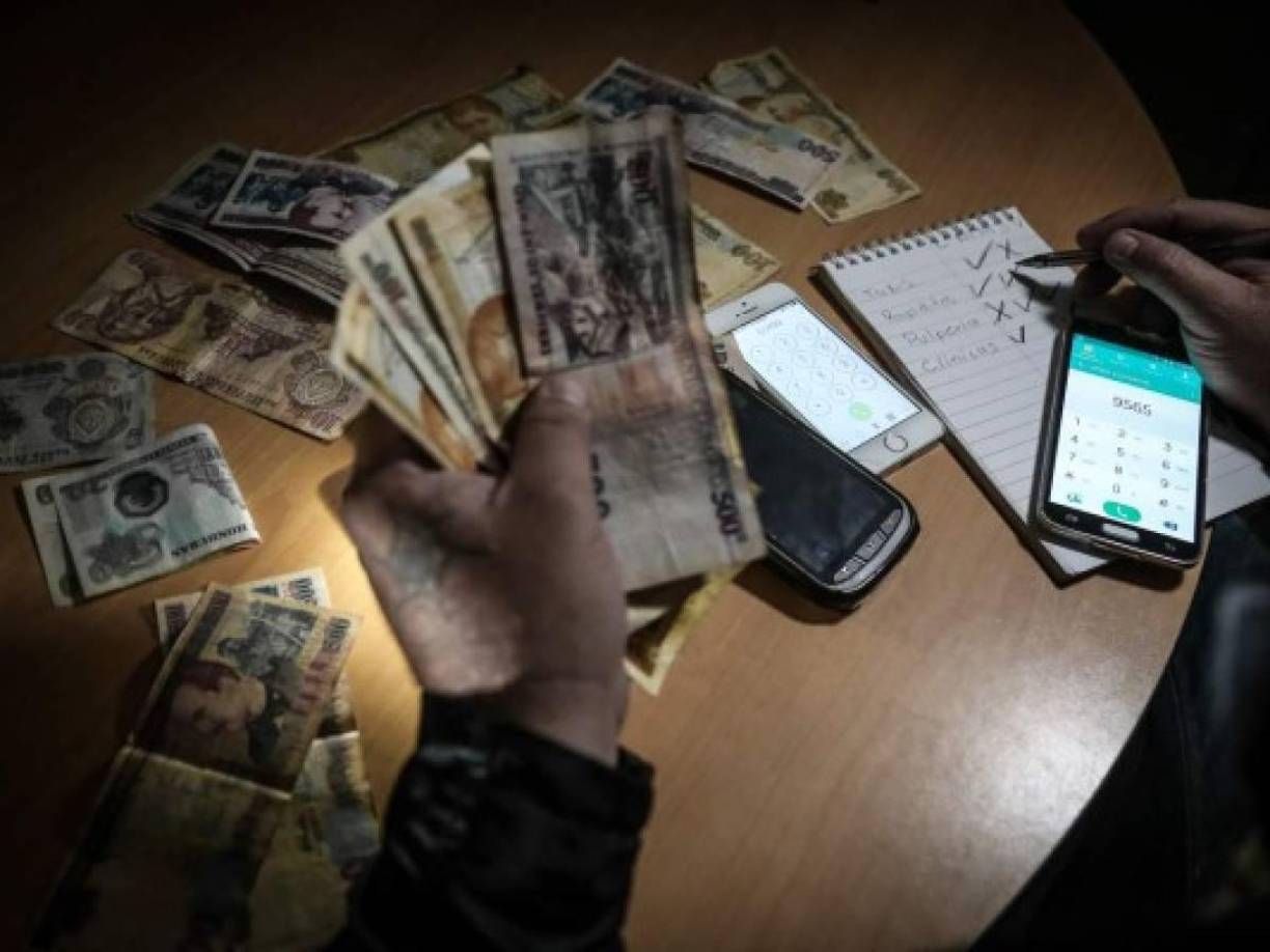 Uno de esos comerciantes, que por seguridad se le llamará Juan, denunció que las pandillas que cobran en su negocio, subieron esta semana de 1,000 a 1,500 lempiras el cobro de extorsión a los camiones repartidores de lácteos, embutidos, abarrotes y demás productos.