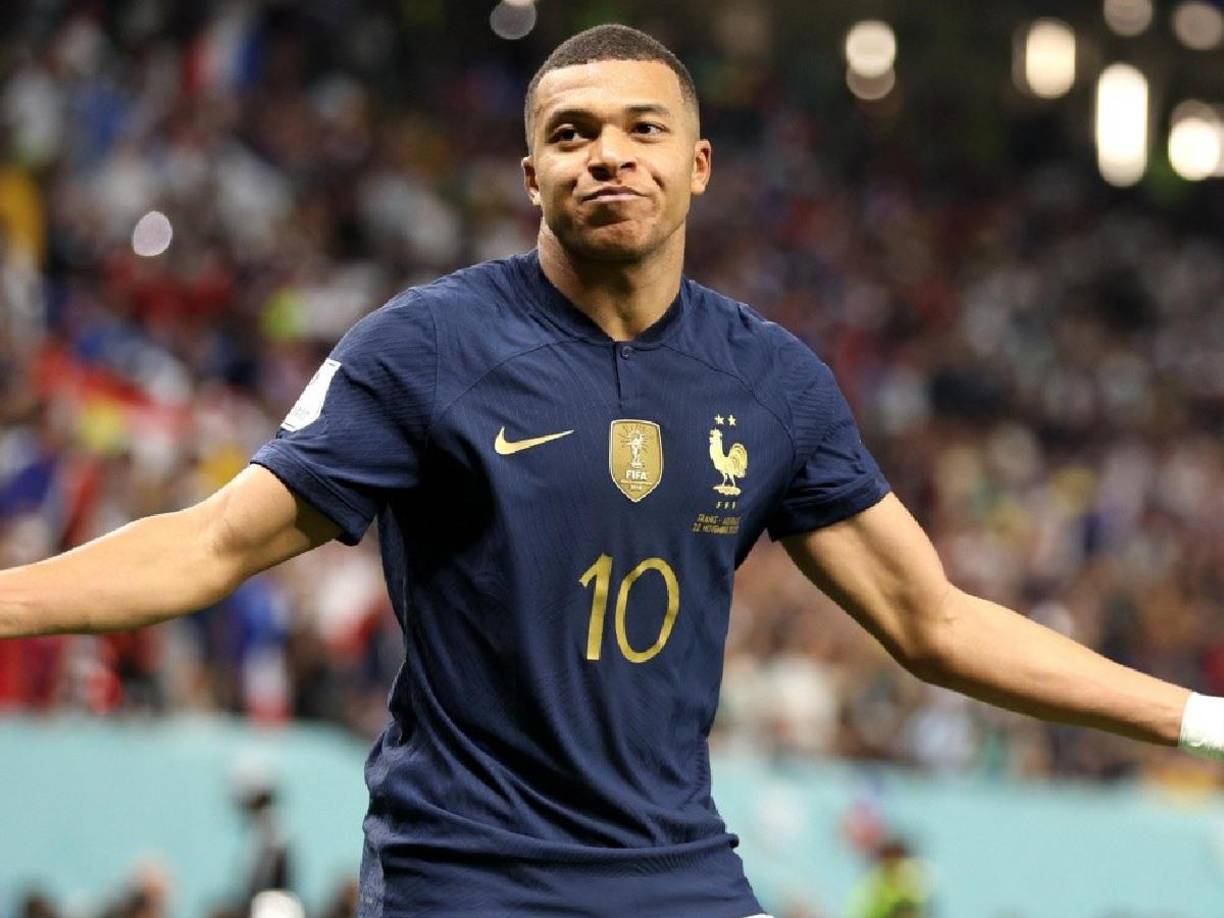 El guapo y que ha logrado llamar la atención de las aficionadas del fútbol es Kylian Mbappé (de 23 años) es un futbolista francés que juega como delantero en el Paris Saint-Germain F. C. de la Ligue 1. Comenzó su carrera con el club Mónaco de la Ligue 1, haciendo su debut profesional en 2015, a los 16 años.