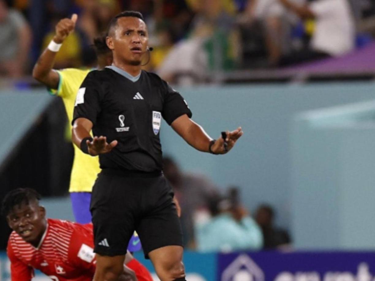 Además de ser árbitro central, Barton es también licenciado en Ciencias Químicas por la Universidad de El Salvador.