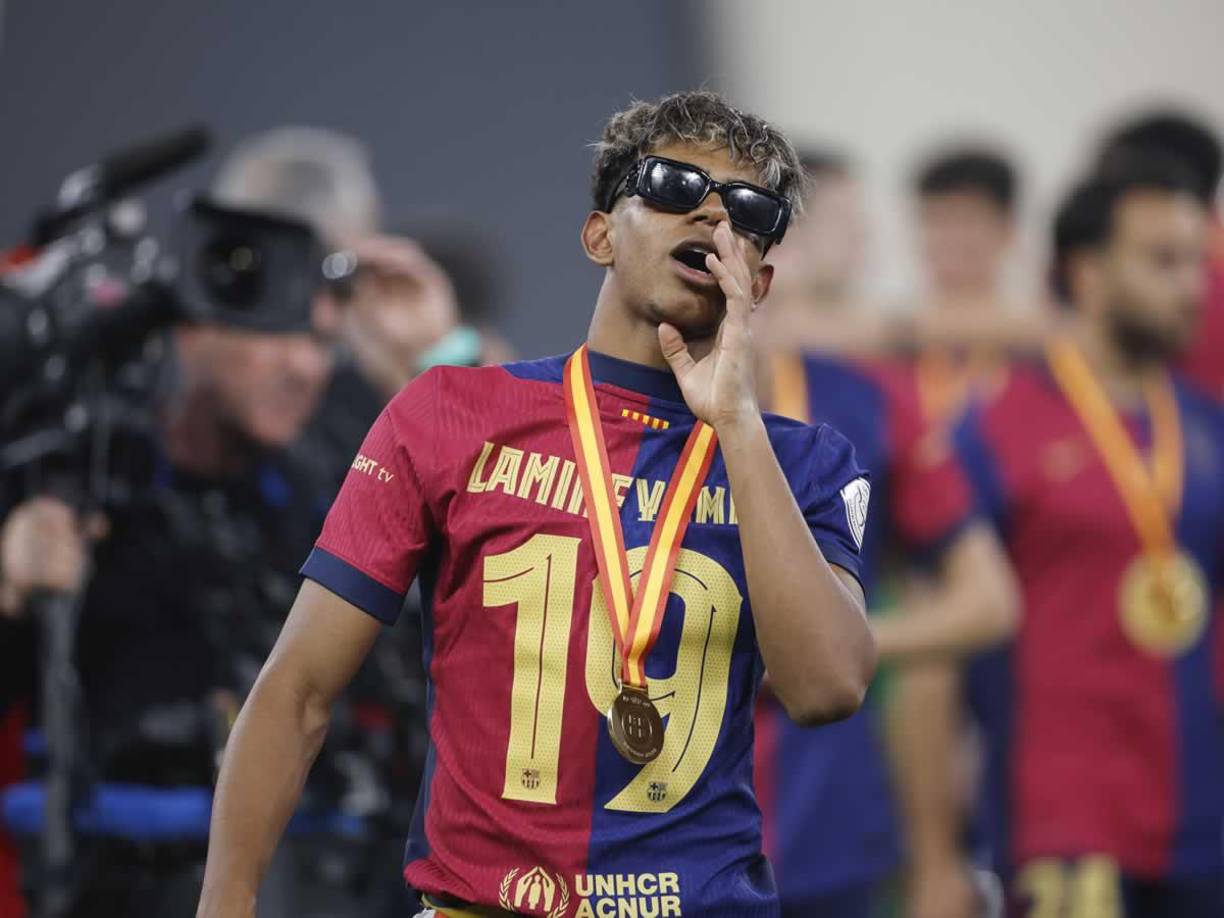 Lamine Yamal también se robó el show con unos lentes oscuros para celebrar el título de la Supercopa de España.