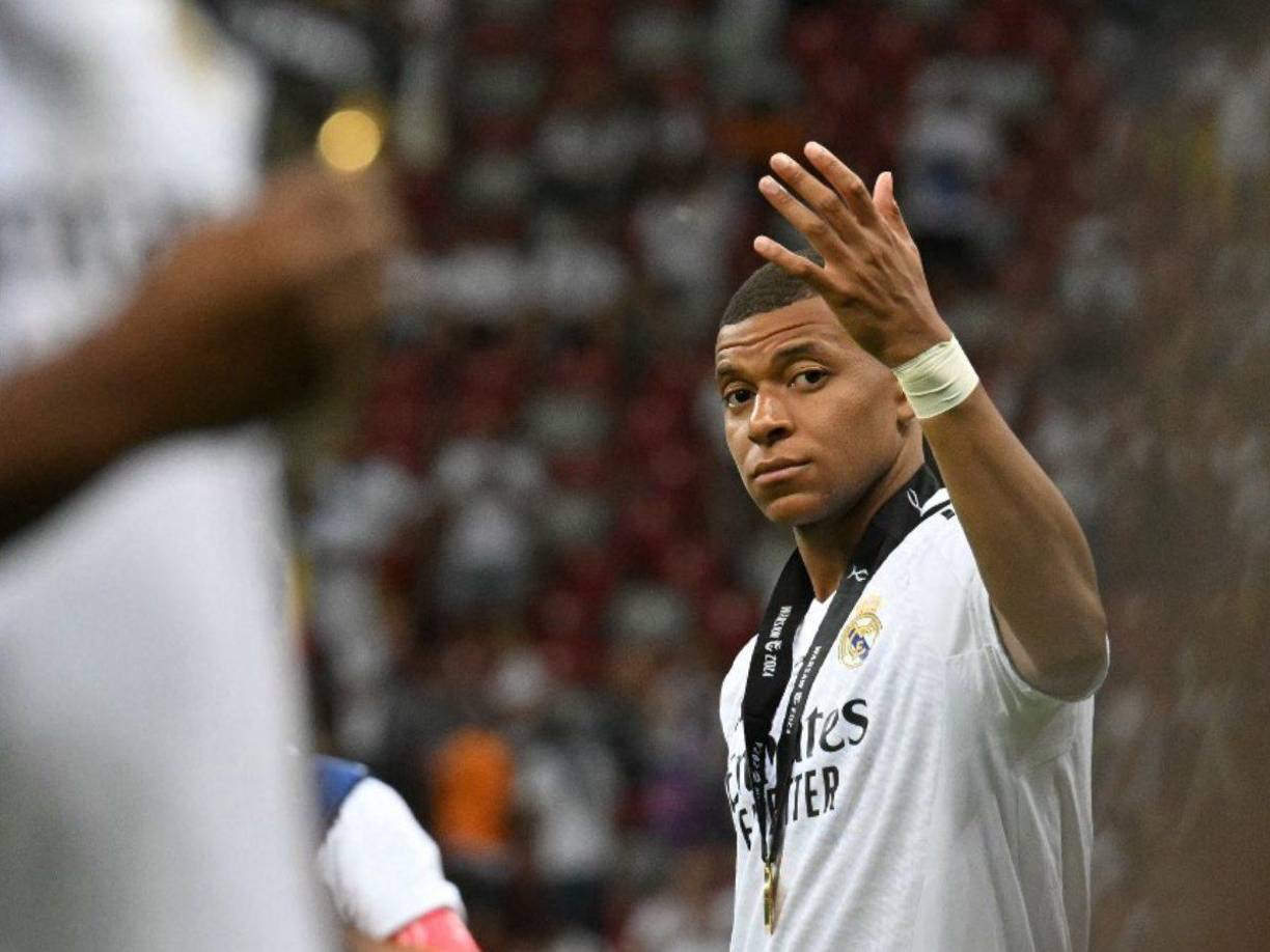 “Aquí están los mejores jugadores del mundo en todas las posiciones. Estoy muy contento con el equipo que tenemos y las personas que están. Vamos a mejorar, yo el primero, es el principio de todo pero lo de hoy es un paso positivo”, dijo Mbappé.