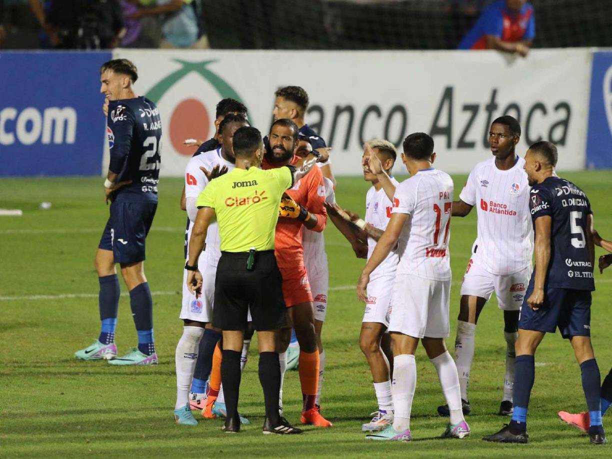 Y a segundos que el árbitro Nelson Salgado pitara el final, Andy Nájar intentó desviar el balón dentro del área local y el balón impactó en la mano izquierda de Julián Martínez, penal clarísimo que se sancionó al minuto 90+4.