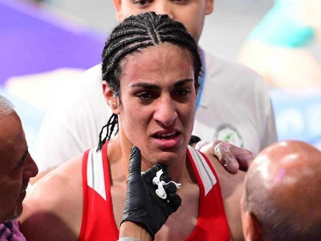 El técnico Díaz elogió el compromiso de Khelif y aseguró estar “muy orgulloso de poder participar en la coronación olímpica de una boxeadora talentosa y valiente que supo superar todas las dificultades y obstáculos para hacer realidad su sueño de infancia”.