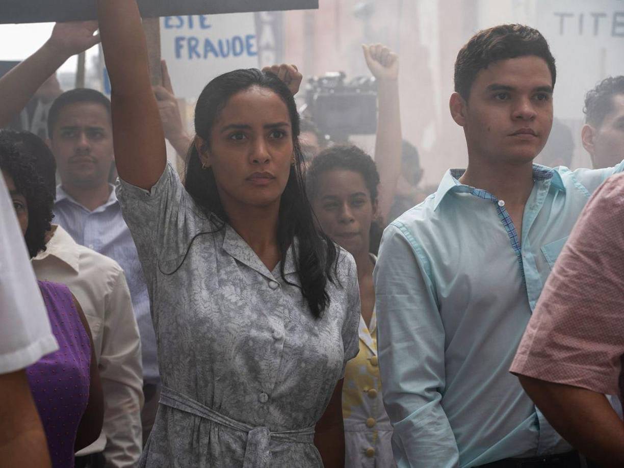 Con esos acontecimientos históricos como telón de fondo, la historia se centra en la amistad entre la joven inmigrante española Arantxa Oyamburu y Minerva Mirabal, reconocida activista política dominicana que, junto a sus hermanas, recibió el apodo de “las Mariposas”, convirtiéndose en una leyenda latinoamericana al enfrentarse a Trujillo y contribuir al precipitado final del dictador.