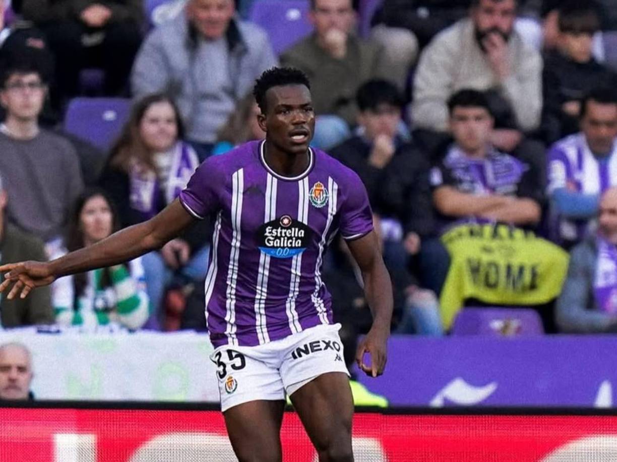 El Manchester City se considera favorito en la carrera por hacerse con el defensa del Real Valladolid, Juma Bah, de 18 años de edad. El City espera que su propuesta de ficharle y cederle durante los próximos 18 meses todavía sea atractiva para el jugador de Sierra Leona, según ‘The Sun’.