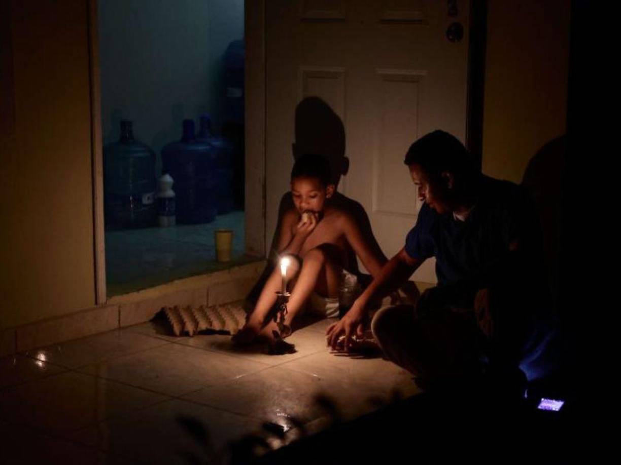 Los niños en su inocencia no comprenden lo que pasa, solo se adapta a la oscuridad de una crisis energética que hay en todo el país, pero que golpea ferozmente a sus casas.