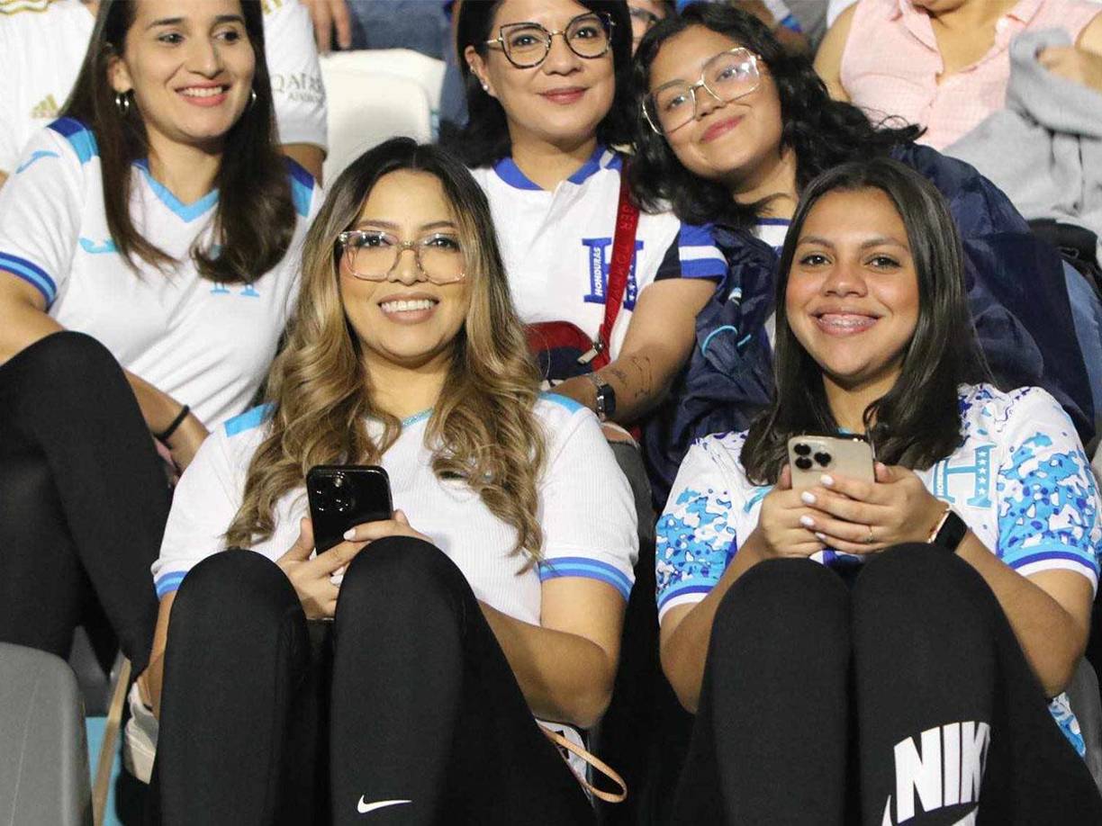Bellas aficionadas hondureñas en el sector de silla. 